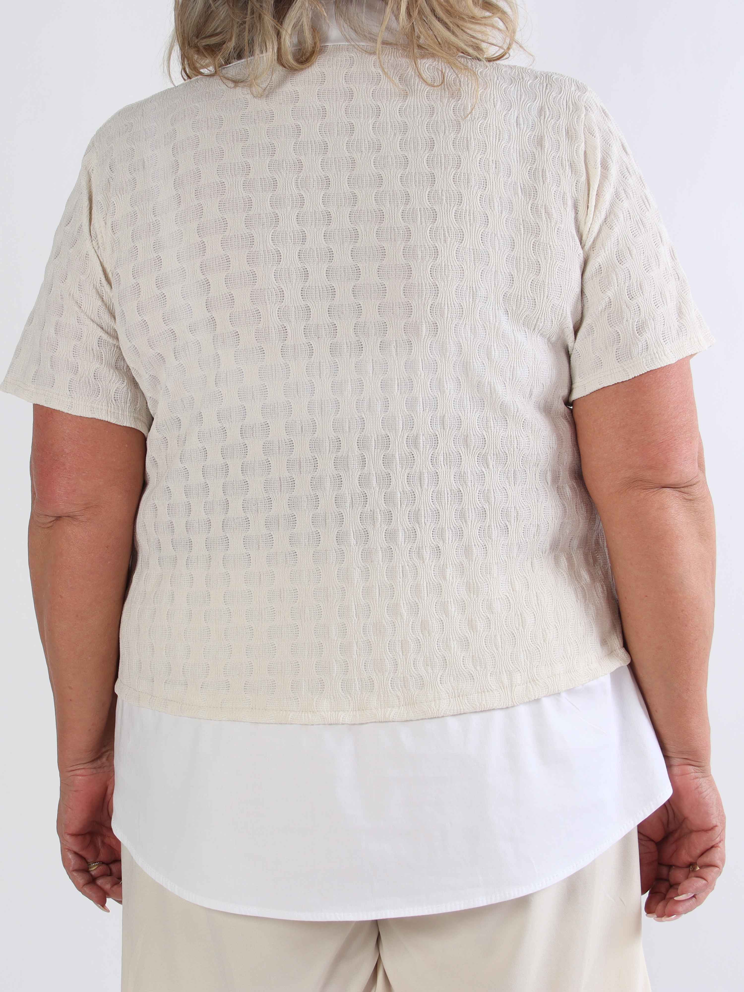 Shandel - Söt stretchig plus size-blus med skjortdetaljer